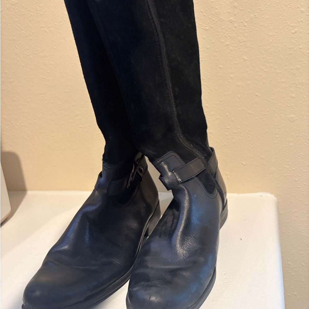 Woman’s Black Leather Chelsea Boots